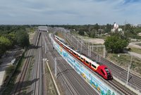 Pociąg SKM na torze. Mural o modernizacji stacja Warszawa Zachodnia fot. Artur Lewandowski