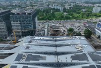 Widok z góry na dach stacji Warszawa Zachodnia. W tle roboty ziemne przy przystanku tramwajowym_fot. Artur Lewandowski