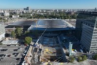 Wykop pod tunel tramwajowy. W tle stacja Warszawa Zachodnia i biurowiec fot. Artur Lewandowski